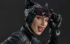 Catwoman (Concept Design by Lee Bermejo) DX Bonus Version 1/3 Scale Statue NFT Figure