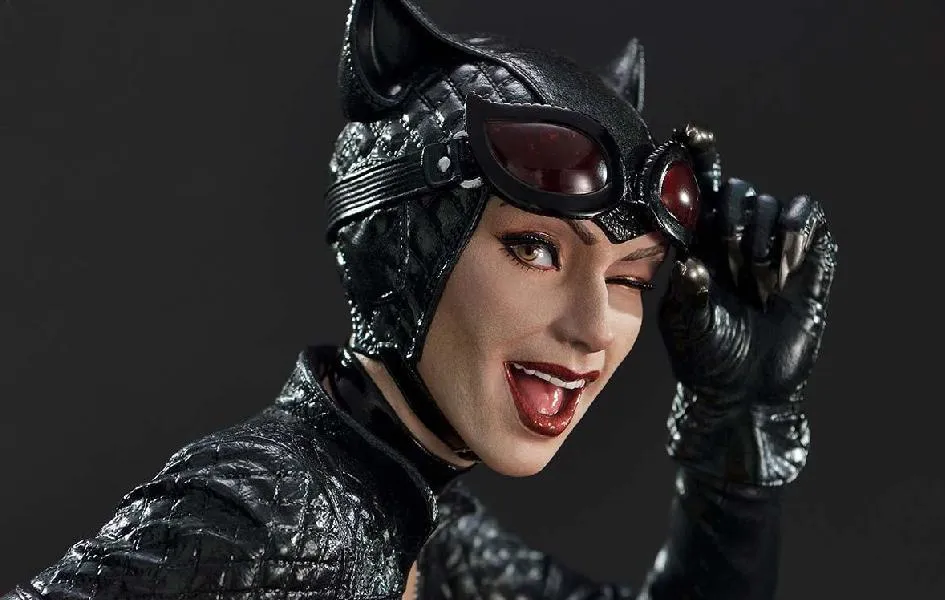Catwoman (Concept Design by Lee Bermejo) DX Bonus Version 1/3 Scale Statue NFT Figure