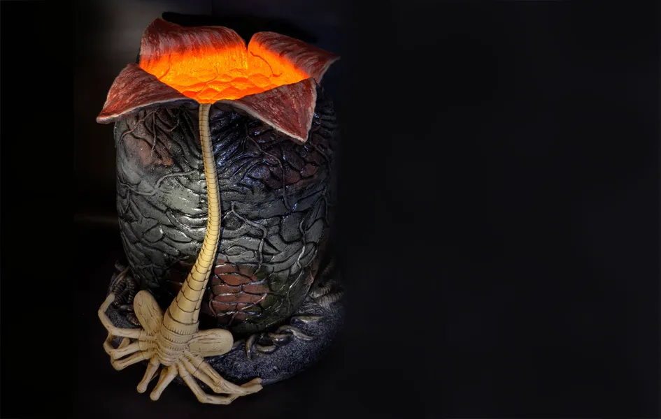 Art Collection Ocean Animal Aliens - Xenomorph Egg and Facehugger Life-Size Prop Replica (w/ LED Lights)